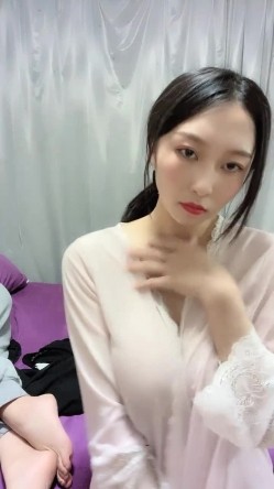《稀缺资源重磅》猎奇圈内部分享热门视频极品大奶子哺乳期的奶妈疯狂露出自摸挑逗赚奶粉钱 截图13
