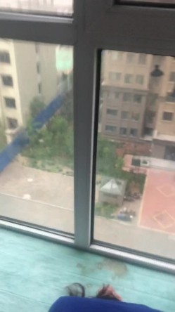 大神的绿奴母狗们，车震户外露出，滴蜡后入打开门看着邻居走廊大战，楼道做爱，威武刺激哦 22V流出！ 截图12