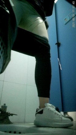拍多位年轻小姐姐大小便，美女诱惑蜜桃臀，旗袍老阿姨无毛一线天简直太顶了 截图12