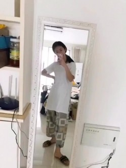 高颜值极品反差婊，帮富少爷舔鸡巴，啊宝贝你舔的我好爽好舒服，太棒了~ 截图2