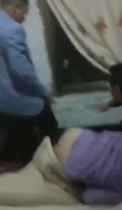 最新门事件不是什么女人都能睡的偷大哥的女人抓包被暴打后脱光光拍视频做网红 截图2