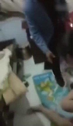最新门事件不是什么女人都能睡的偷大哥的女人抓包被暴打后脱光光拍视频做网红 截图3