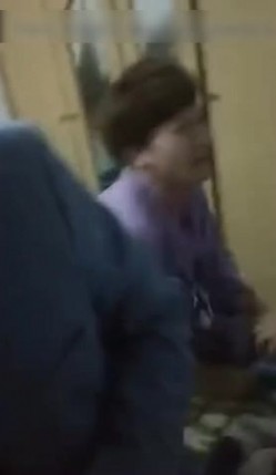 最新门事件不是什么女人都能睡的偷大哥的女人抓包被暴打后脱光光拍视频做网红 截图5