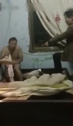 最新门事件不是什么女人都能睡的偷大哥的女人抓包被暴打后脱光光拍视频做网红 截图9