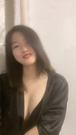 00后的安徽小美女，【大奶碗碗】，奶子无敌的大，还是纯自然的，跟男友做爱叫得真好听，蝴蝶逼又粉水又多 截图1