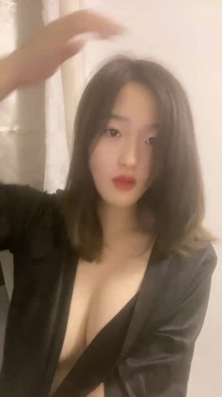 00后的安徽小美女，【大奶碗碗】，奶子无敌的大，还是纯自然的，跟男友做爱叫得真好听，蝴蝶逼又粉水又多 截图2