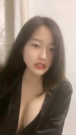 00后的安徽小美女，【大奶碗碗】，奶子无敌的大，还是纯自然的，跟男友做爱叫得真好听，蝴蝶逼又粉水又多 截图3