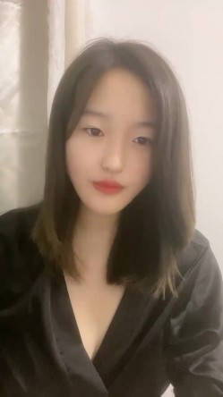 00后的安徽小美女，【大奶碗碗】，奶子无敌的大，还是纯自然的，跟男友做爱叫得真好听，蝴蝶逼又粉水又多 截图7