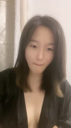 00后的安徽小美女，【大奶碗碗】，奶子无敌的大，还是纯自然的，跟男友做爱叫得真好听，蝴蝶逼又粉水又多 截图9