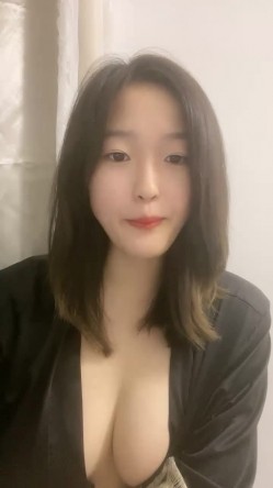 00后的安徽小美女，【大奶碗碗】，奶子无敌的大，还是纯自然的，跟男友做爱叫得真好听，蝴蝶逼又粉水又多 截图11