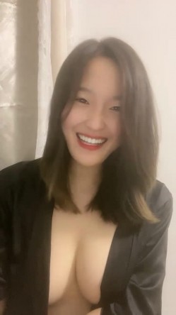 00后的安徽小美女，【大奶碗碗】，奶子无敌的大，还是纯自然的，跟男友做爱叫得真好听，蝴蝶逼又粉水又多 截图14