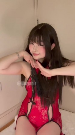 推特极品阿黑颜母狗「Pupu噗噗」《万种风情，实非良人》透视红旗袍搭配，撕破过膝黑丝，忍不住偷偷玩了一会儿 截图2