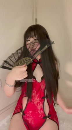 推特极品阿黑颜母狗「Pupu噗噗」《万种风情，实非良人》透视红旗袍搭配，撕破过膝黑丝，忍不住偷偷玩了一会儿 截图11