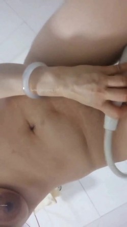 快手骚熟女【江西表姐】漂亮嫂子给小鲜肉口活，掰逼自慰，裸舞卖骚 截图12