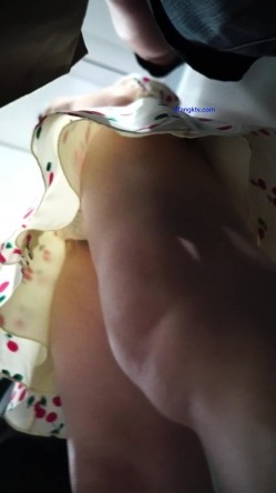 《大神魔手 极品CD》地铁商场贴身极限偸拍数位小姐姐裙内碰到几位超骚的反差婊不穿内裤真空露逼出门以为裙子长就没事了？ 截图15
