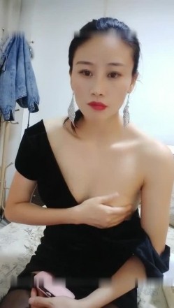 高颜值苗条美少妇【黑大屌干姐姐】69倒立口交骑乘猛操，后入抱起来干 截图3