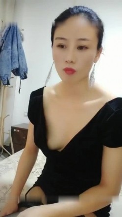 高颜值苗条美少妇【黑大屌干姐姐】69倒立口交骑乘猛操，后入抱起来干 截图4