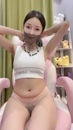 高挑身材长腿车模下海！虽然脸上整了容 但整的挺好看，有点高级感，瑜伽服太修身 显身材了，可惜逼好宽啊 像是生过娃的女人 截图1