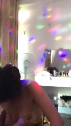 爆乳熟女 · 惠子阿姨 · 疫情过后一起双飞，疯狂的舌头夺掠，乳交敲打肉棒，大肥比做爱 爽！ 截图6