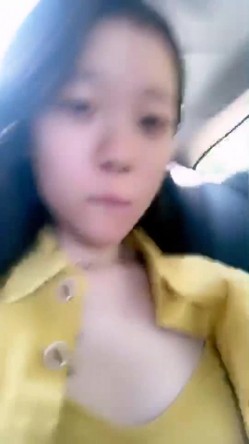 颜值不错妹子九儿高速路车内自慰 边开车边用按摩器震动逼逼头部插入呻吟 截图12