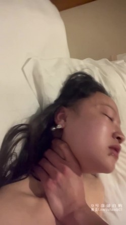 带着唇钉的小骚货群P淫乱！享受后入的同时当然嘴里也不能闲着，场面非常淫乱不堪！有东京热那味儿了 截图3