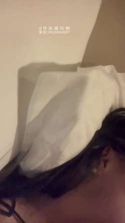 带着唇钉的小骚货群P淫乱！享受后入的同时当然嘴里也不能闲着，场面非常淫乱不堪！有东京热那味儿了 截图4