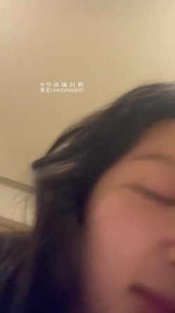 带着唇钉的小骚货群P淫乱！享受后入的同时当然嘴里也不能闲着，场面非常淫乱不堪！有东京热那味儿了 截图5