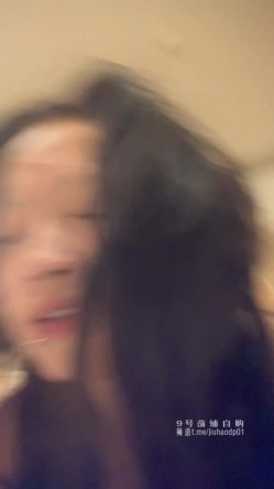 带着唇钉的小骚货群P淫乱！享受后入的同时当然嘴里也不能闲着，场面非常淫乱不堪！有东京热那味儿了 截图6