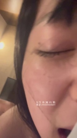 带着唇钉的小骚货群P淫乱！享受后入的同时当然嘴里也不能闲着，场面非常淫乱不堪！有东京热那味儿了 截图9