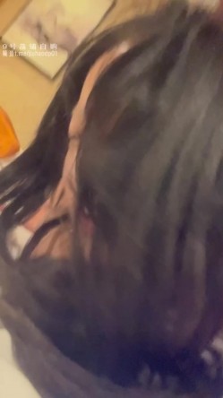 带着唇钉的小骚货群P淫乱！享受后入的同时当然嘴里也不能闲着，场面非常淫乱不堪！有东京热那味儿了 截图10