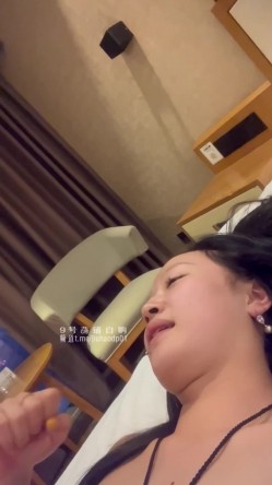 带着唇钉的小骚货群P淫乱！享受后入的同时当然嘴里也不能闲着，场面非常淫乱不堪！有东京热那味儿了 截图11
