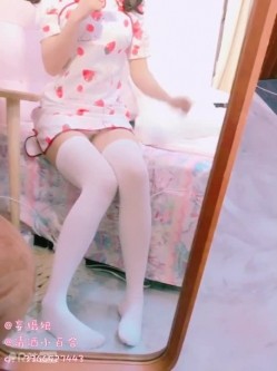 清纯反差双马尾LO萌妹『妄摄娘』福利私拍 在外是同学老师眼中的乖乖女，在私下是哥哥的鸡巴套子！ 截图3