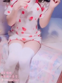 清纯反差双马尾LO萌妹『妄摄娘』福利私拍 在外是同学老师眼中的乖乖女，在私下是哥哥的鸡巴套子！ 截图8