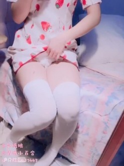 清纯反差双马尾LO萌妹『妄摄娘』福利私拍 在外是同学老师眼中的乖乖女，在私下是哥哥的鸡巴套子！ 截图9