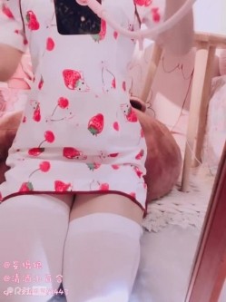 清纯反差双马尾LO萌妹『妄摄娘』福利私拍 在外是同学老师眼中的乖乖女，在私下是哥哥的鸡巴套子！ 截图15