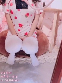 清纯反差双马尾LO萌妹『妄摄娘』福利私拍 在外是同学老师眼中的乖乖女，在私下是哥哥的鸡巴套子！ 截图16