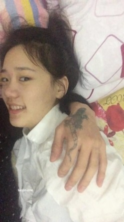 约炮大神【阿曼达】几位绝品女神泄密福利，露脸，清纯学生妹主动索吻被干！ 截图15