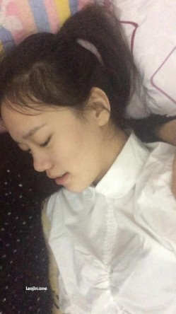 约炮大神【阿曼达】几位绝品女神泄密福利，露脸，清纯学生妹主动索吻被干！ 截图16