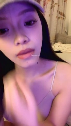 神仙颜值！超迷人【雯雯舌头很迷人】下海福利，抠穴道具自慰~包射 截图1