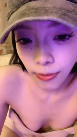 神仙颜值！超迷人【雯雯舌头很迷人】下海福利，抠穴道具自慰~包射 截图3