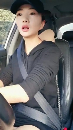 高颜值气质不错鸭舌帽妹子自慰 驾车户外停路边拨开内裤跳蛋震动呻吟娇喘 截图1