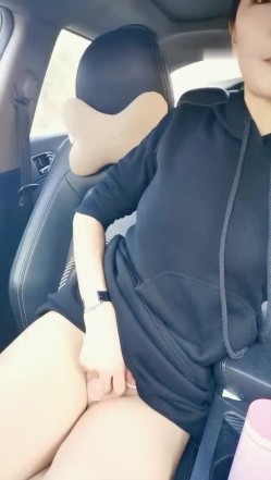 高颜值气质不错鸭舌帽妹子自慰 驾车户外停路边拨开内裤跳蛋震动呻吟娇喘 截图3