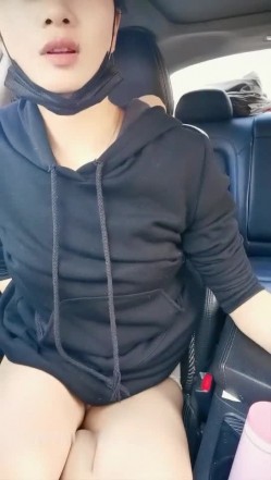 高颜值气质不错鸭舌帽妹子自慰 驾车户外停路边拨开内裤跳蛋震动呻吟娇喘 截图11