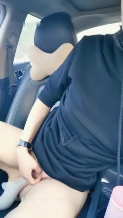 高颜值气质不错鸭舌帽妹子自慰 驾车户外停路边拨开内裤跳蛋震动呻吟娇喘 截图13