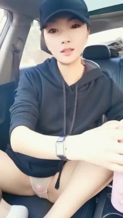 高颜值气质不错鸭舌帽妹子自慰 驾车户外停路边拨开内裤跳蛋震动呻吟娇喘 截图14