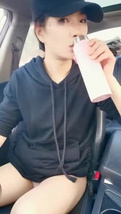 高颜值气质不错鸭舌帽妹子自慰 驾车户外停路边拨开内裤跳蛋震动呻吟娇喘 截图15