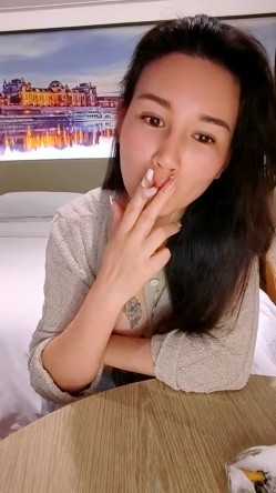 推荐！极品御姐~滴滴女司机~【微微落幕】勾搭乘客~啪啪~网约车艳遇，骚货床上浪荡至极，刺激 截图1