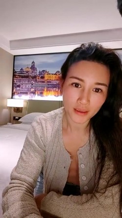 推荐！极品御姐~滴滴女司机~【微微落幕】勾搭乘客~啪啪~网约车艳遇，骚货床上浪荡至极，刺激 截图2