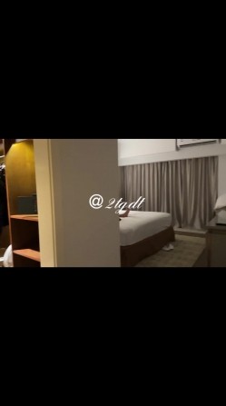 【重磅核弹 ️绿帽淫妻】极品丝袜淫妻博主『2Tgdt』伺候老婆被各种玩超级贱 银色连衣裙内射 制服肛塞喷精潮吹 截图13