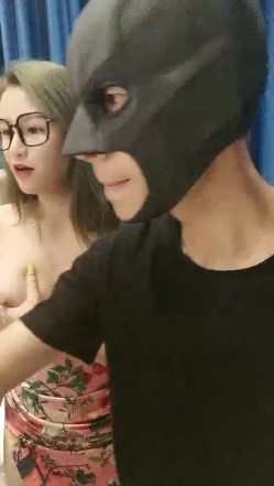 酒吧少妇激情4P，露脸颜值不错伺候三个大哥，口交大鸡巴，让三个大哥在床上玩弄，轮流爆草抽插草嘴玩奶子 截图1